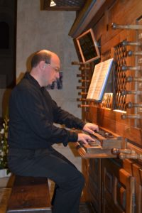 Sébastien Maigne jouant de l'orgue