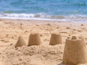 un chateau de sable au bord de la mer