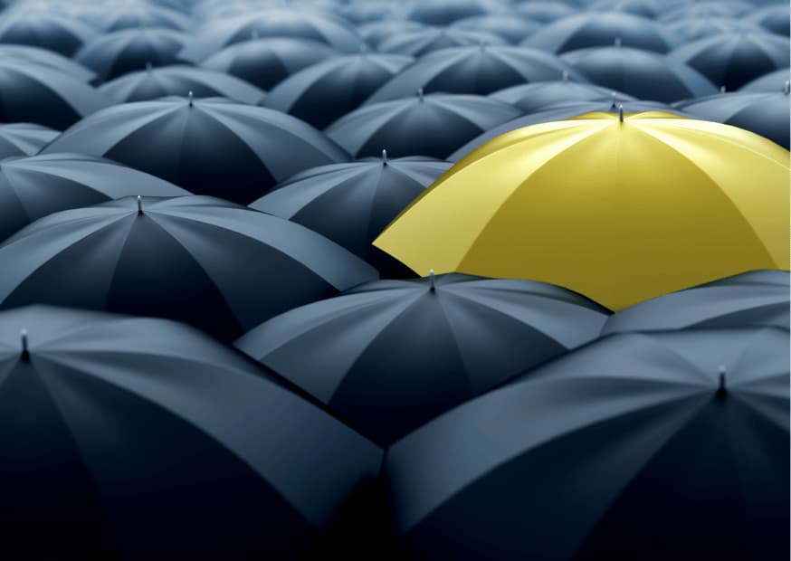 1 parapluie jaune parmi 100 parapluies noirs, analogie des publications sur LinkedIn